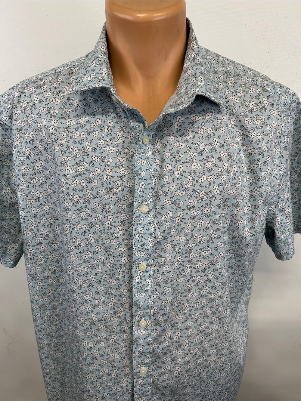 UNTUCKit short sleeve button down shirt.  XL - Picture 2 of 6